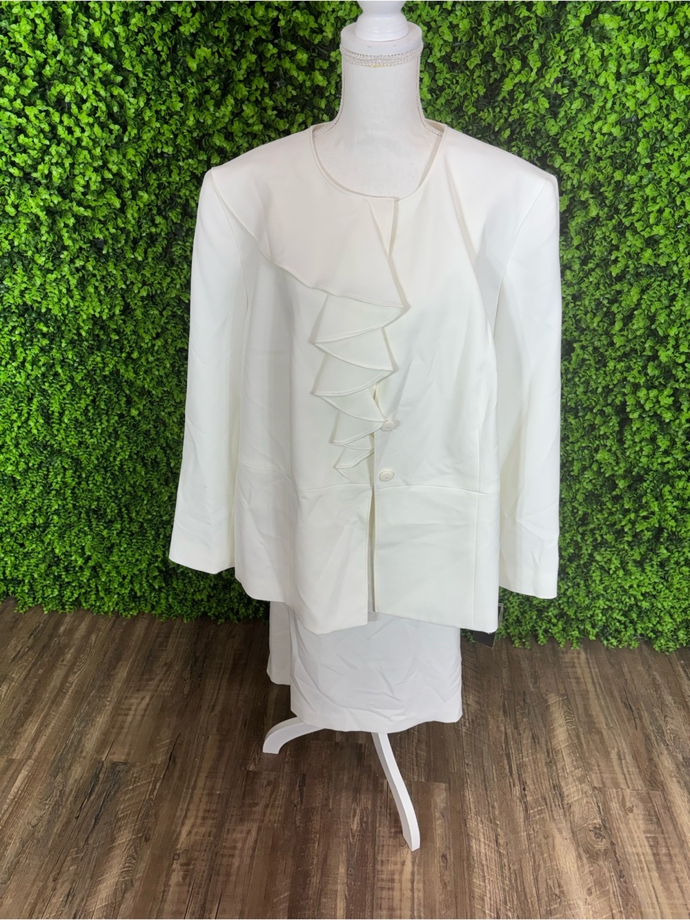NWT • Le Suit Ivory Ruffle Front Women's Jacket